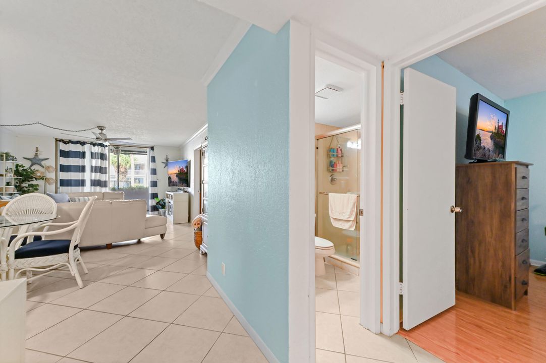 For Sale: $199,900 (2 beds, 2 baths, 984 Square Feet)