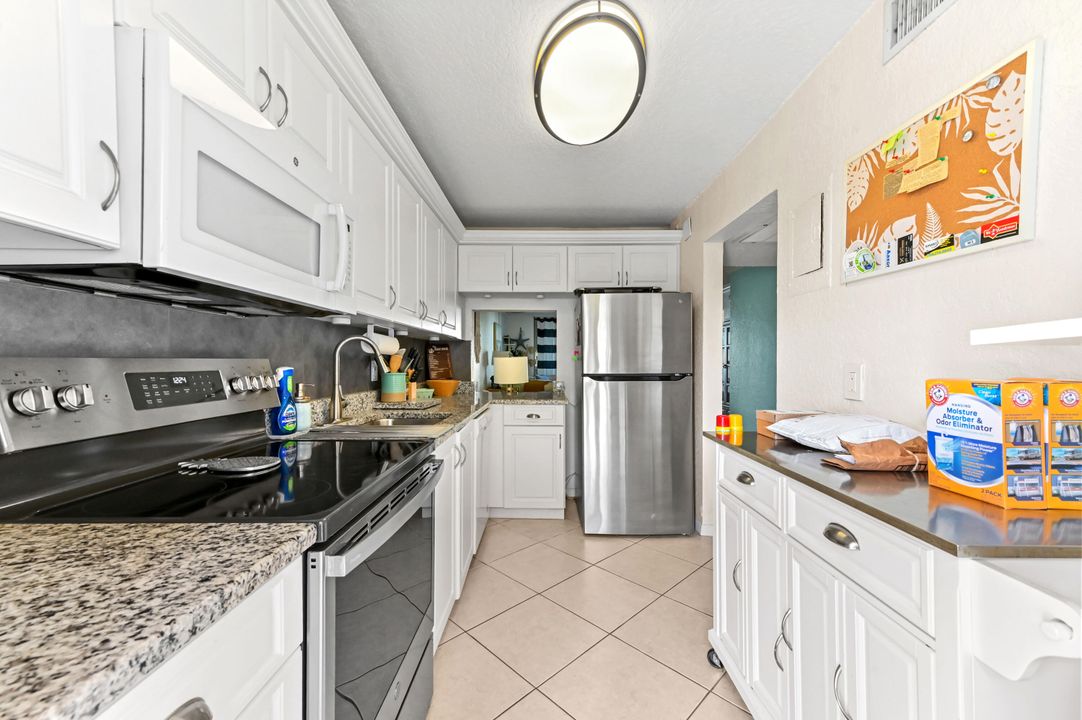 For Sale: $199,900 (2 beds, 2 baths, 984 Square Feet)