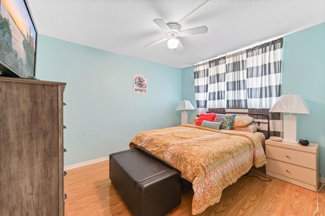 For Sale: $199,900 (2 beds, 2 baths, 984 Square Feet)