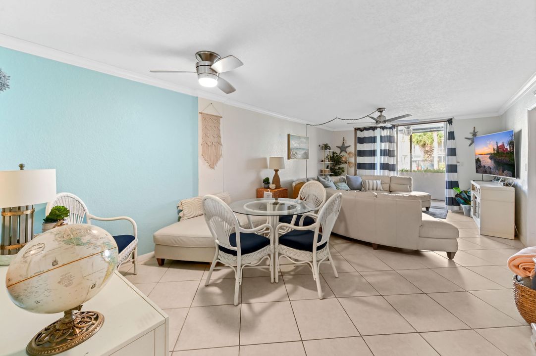 For Sale: $199,900 (2 beds, 2 baths, 984 Square Feet)