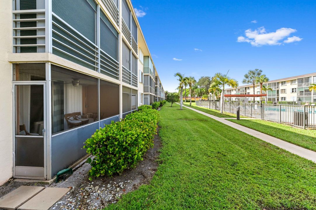 For Sale: $199,900 (2 beds, 2 baths, 984 Square Feet)