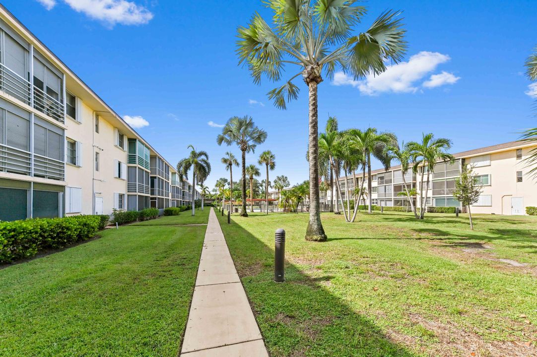 For Sale: $199,900 (2 beds, 2 baths, 984 Square Feet)