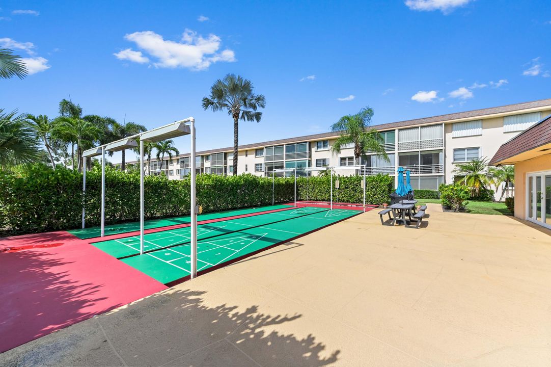 For Sale: $199,900 (2 beds, 2 baths, 984 Square Feet)