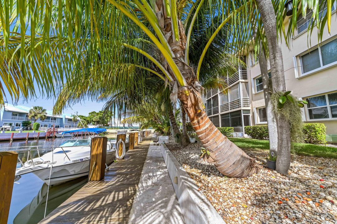 For Sale: $199,900 (2 beds, 2 baths, 984 Square Feet)