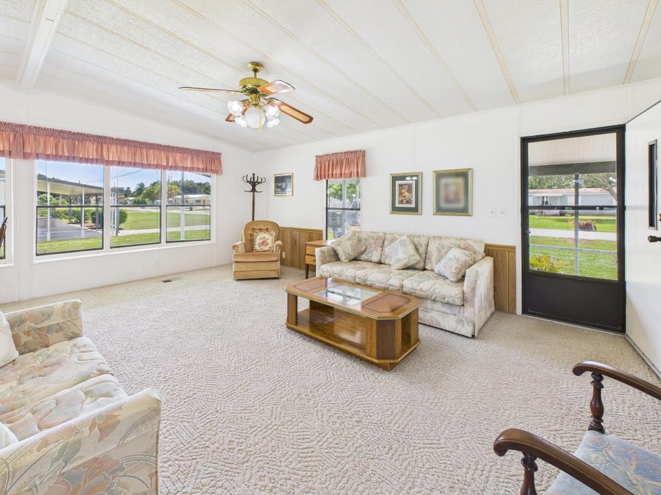 待售: $199,000 (2 贝兹, 2 浴室, 1476 平方英尺)