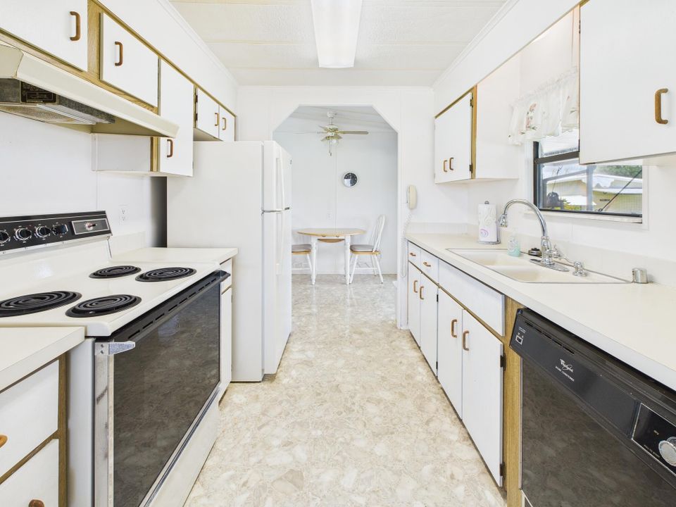 待售: $199,000 (2 贝兹, 2 浴室, 1476 平方英尺)