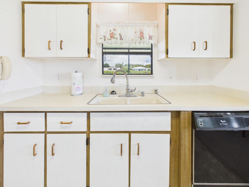 待售: $199,000 (2 贝兹, 2 浴室, 1476 平方英尺)