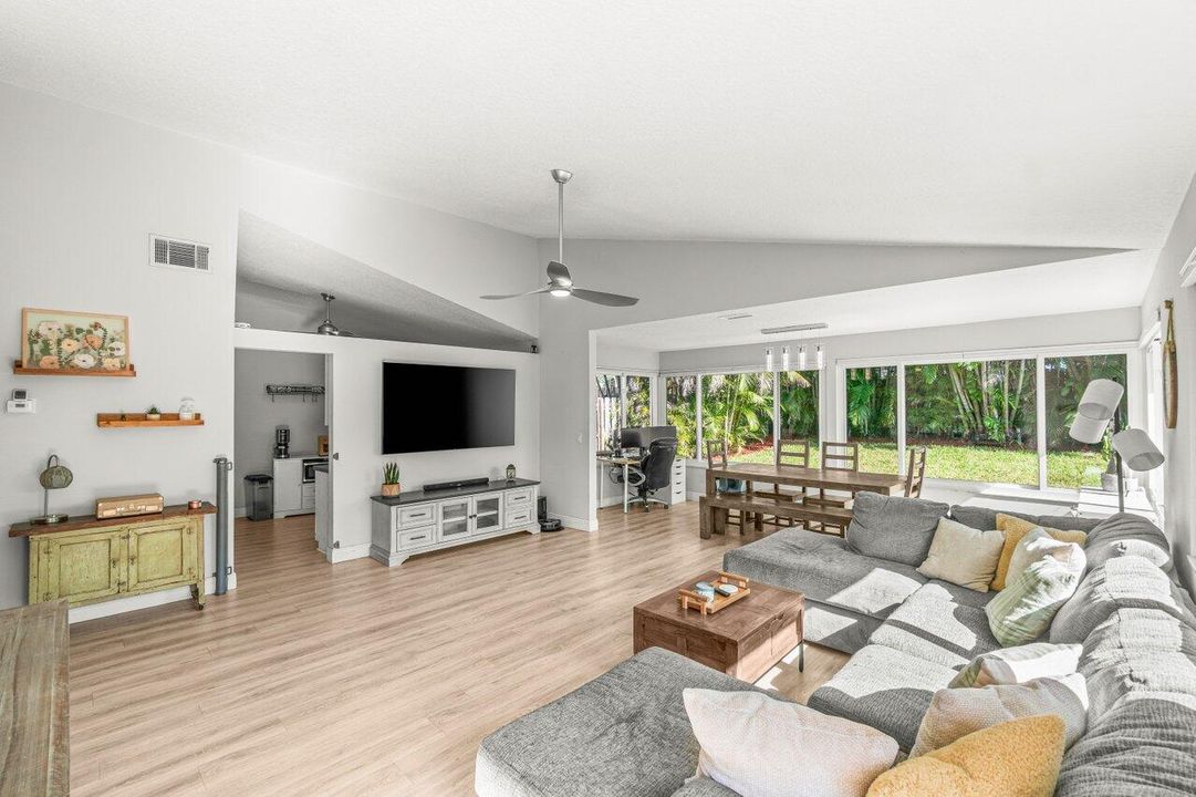 Recently Sold: $435,000 (2 beds, 2 baths, 1159 Square Feet)