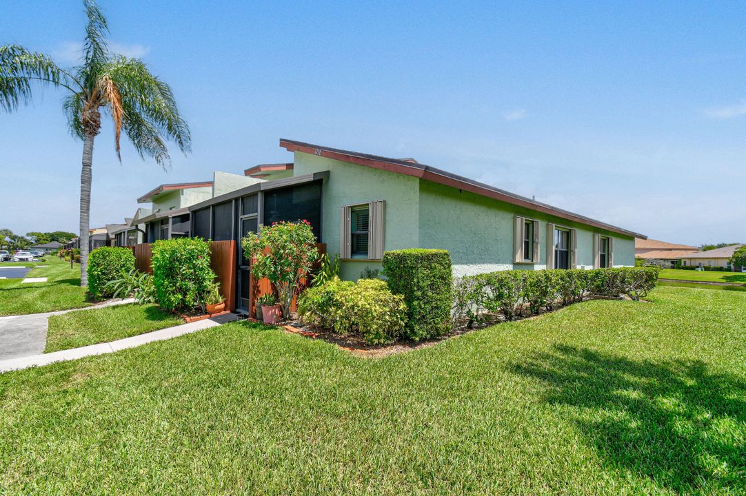 For Sale: $179,900 (2 beds, 2 baths, 1396 Square Feet)