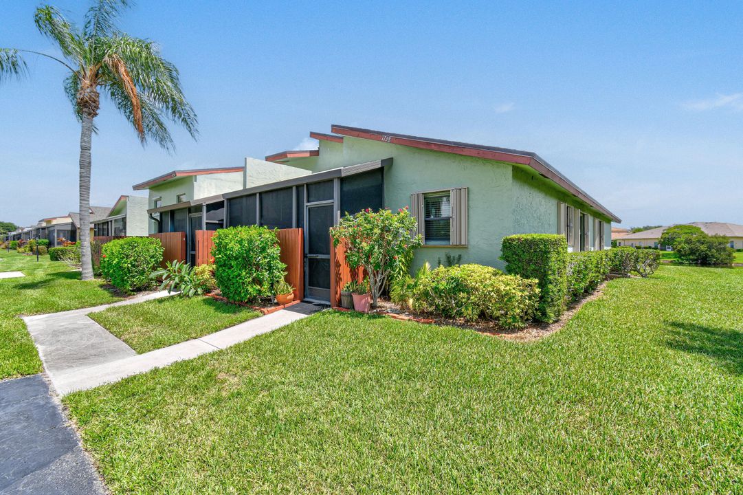 For Sale: $179,900 (2 beds, 2 baths, 1396 Square Feet)