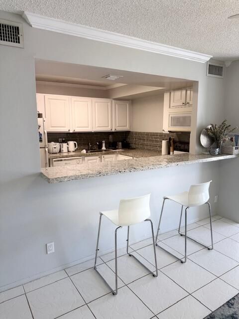 Active With Contract: $230,000 (2 beds, 1 baths, 924 Square Feet)