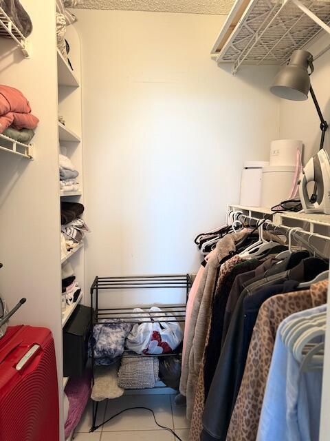 Active With Contract: $230,000 (2 beds, 1 baths, 924 Square Feet)