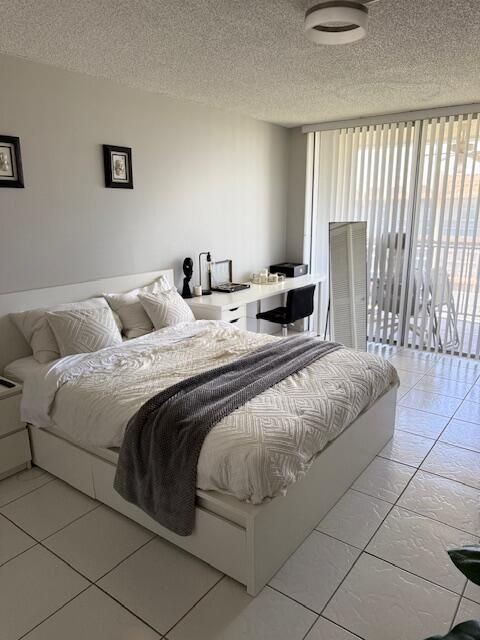 Active With Contract: $230,000 (2 beds, 1 baths, 924 Square Feet)