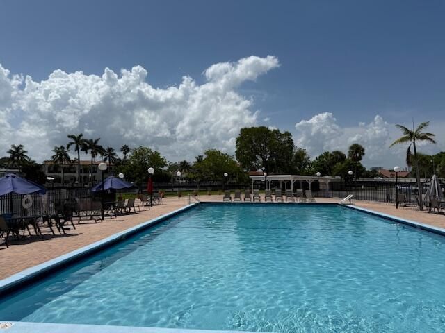 Active With Contract: $230,000 (2 beds, 1 baths, 924 Square Feet)