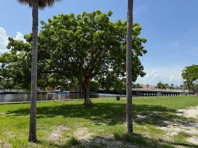 Active With Contract: $230,000 (2 beds, 1 baths, 924 Square Feet)