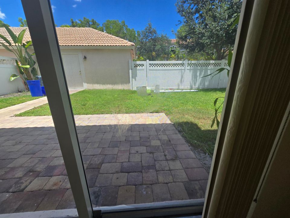 Active With Contract: $3,000 (3 beds, 2 baths, 1728 Square Feet)