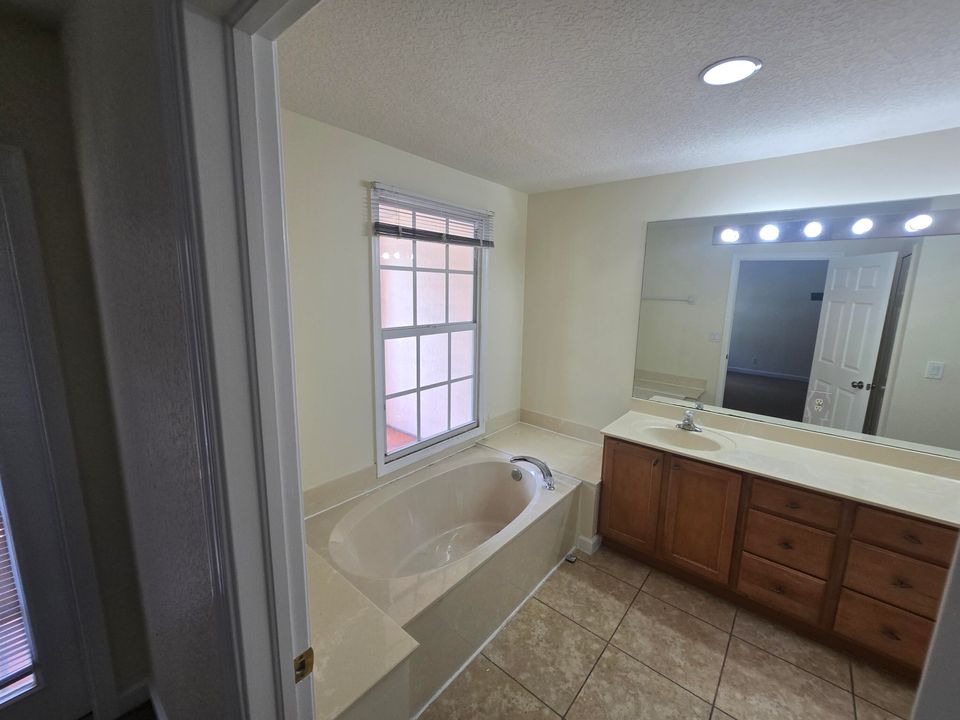 Active With Contract: $3,000 (3 beds, 2 baths, 1728 Square Feet)