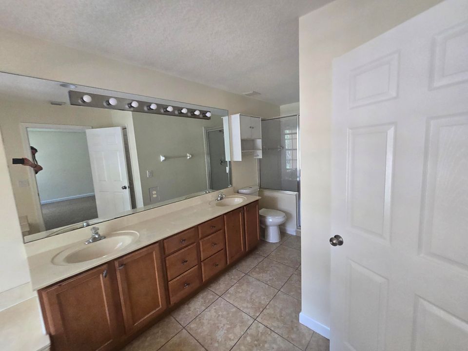 Active With Contract: $3,000 (3 beds, 2 baths, 1728 Square Feet)