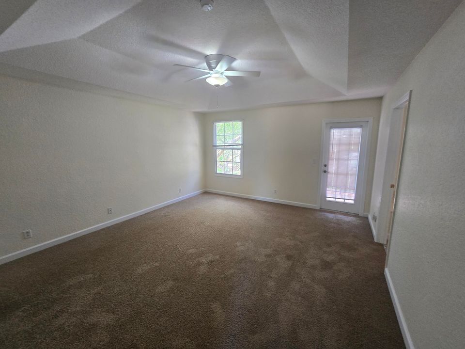 Active With Contract: $3,000 (3 beds, 2 baths, 1728 Square Feet)