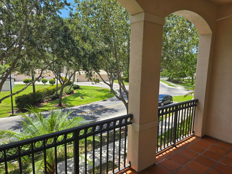 Active With Contract: $3,000 (3 beds, 2 baths, 1728 Square Feet)