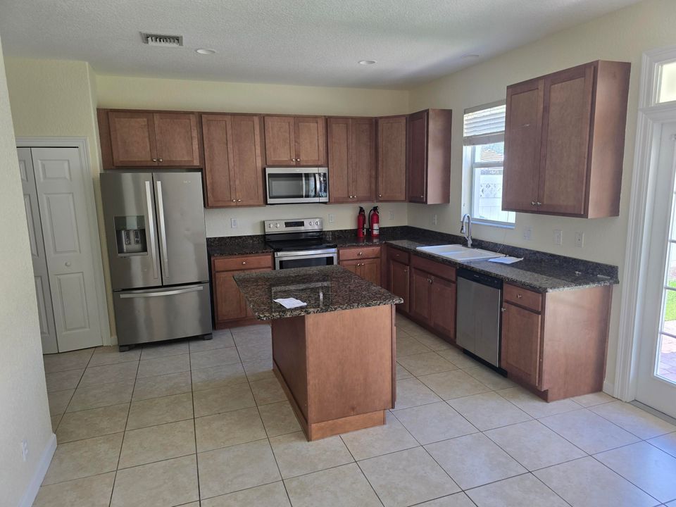 Active With Contract: $3,000 (3 beds, 2 baths, 1728 Square Feet)