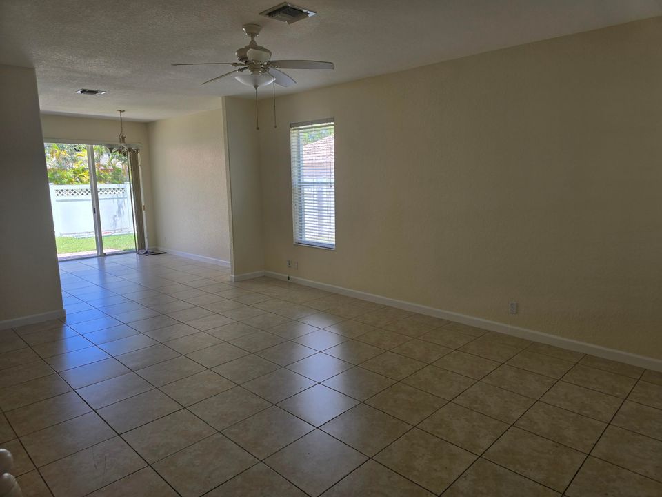 Active With Contract: $3,000 (3 beds, 2 baths, 1728 Square Feet)