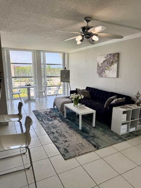 Active With Contract: $230,000 (2 beds, 1 baths, 924 Square Feet)