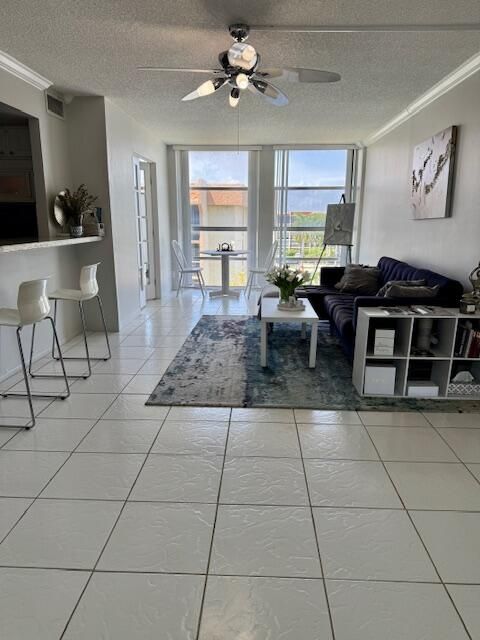 Active With Contract: $230,000 (2 beds, 1 baths, 924 Square Feet)