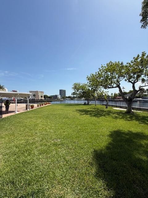 Active With Contract: $230,000 (2 beds, 1 baths, 924 Square Feet)