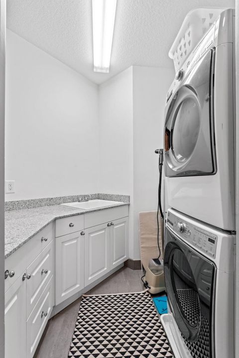 出租: $18,500 (6 贝兹, 4 浴室, 4146 平方英尺)