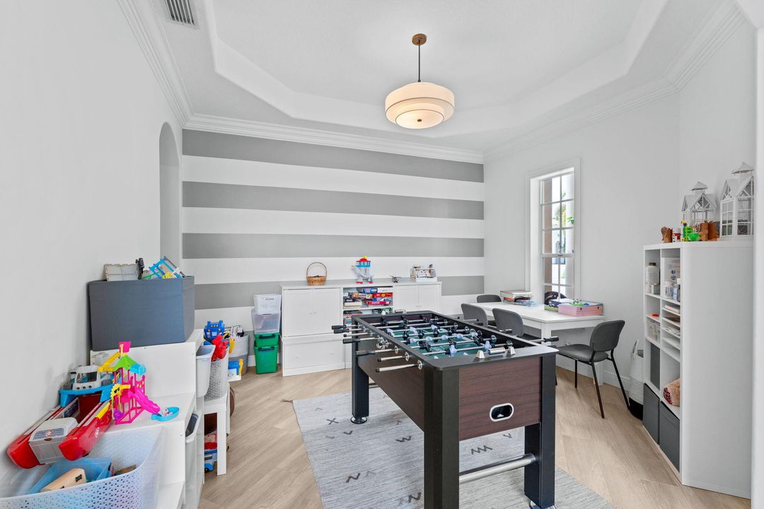 出租: $18,500 (6 贝兹, 4 浴室, 4146 平方英尺)