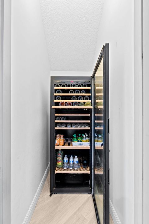 出租: $18,500 (6 贝兹, 4 浴室, 4146 平方英尺)