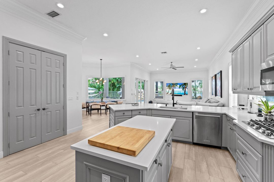 出租: $18,500 (6 贝兹, 4 浴室, 4146 平方英尺)