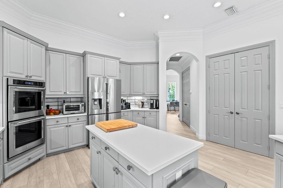 出租: $18,500 (6 贝兹, 4 浴室, 4146 平方英尺)