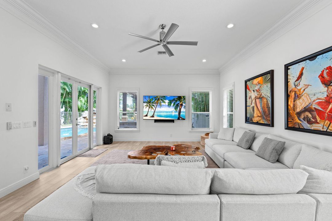 出租: $18,500 (6 贝兹, 4 浴室, 4146 平方英尺)