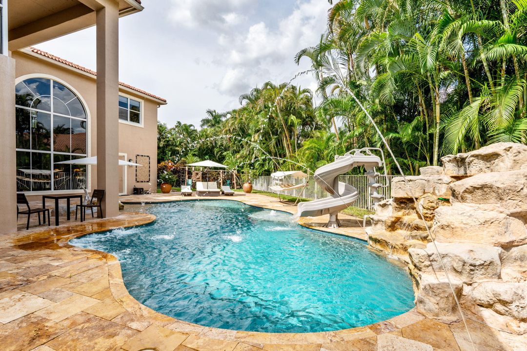 出租: $18,500 (6 贝兹, 4 浴室, 4146 平方英尺)