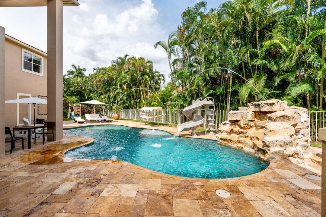 出租: $18,500 (6 贝兹, 4 浴室, 4146 平方英尺)