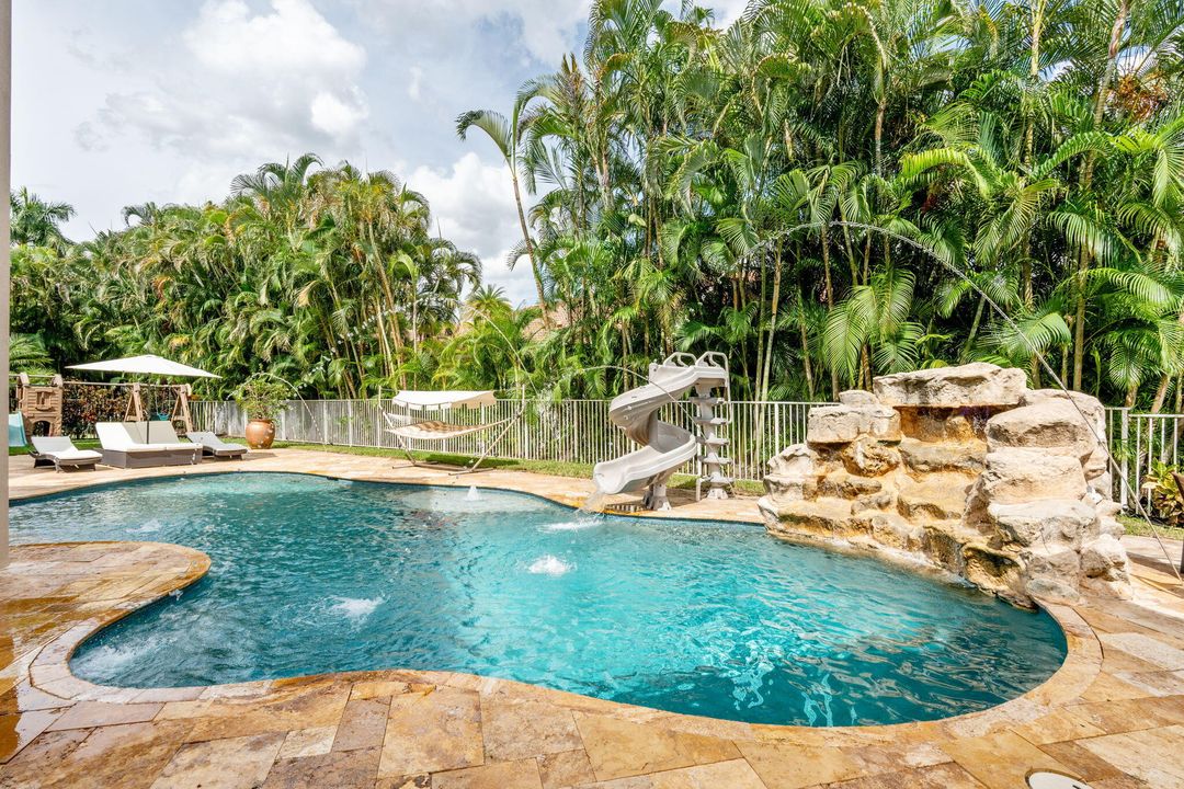 出租: $18,500 (6 贝兹, 4 浴室, 4146 平方英尺)