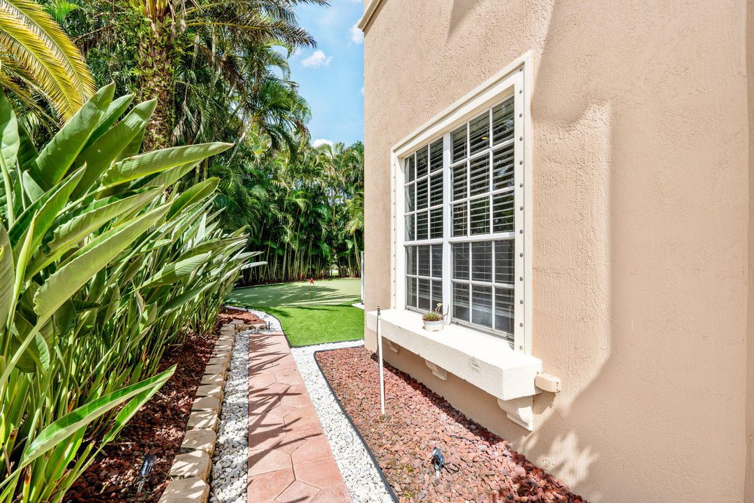 出租: $18,500 (6 贝兹, 4 浴室, 4146 平方英尺)