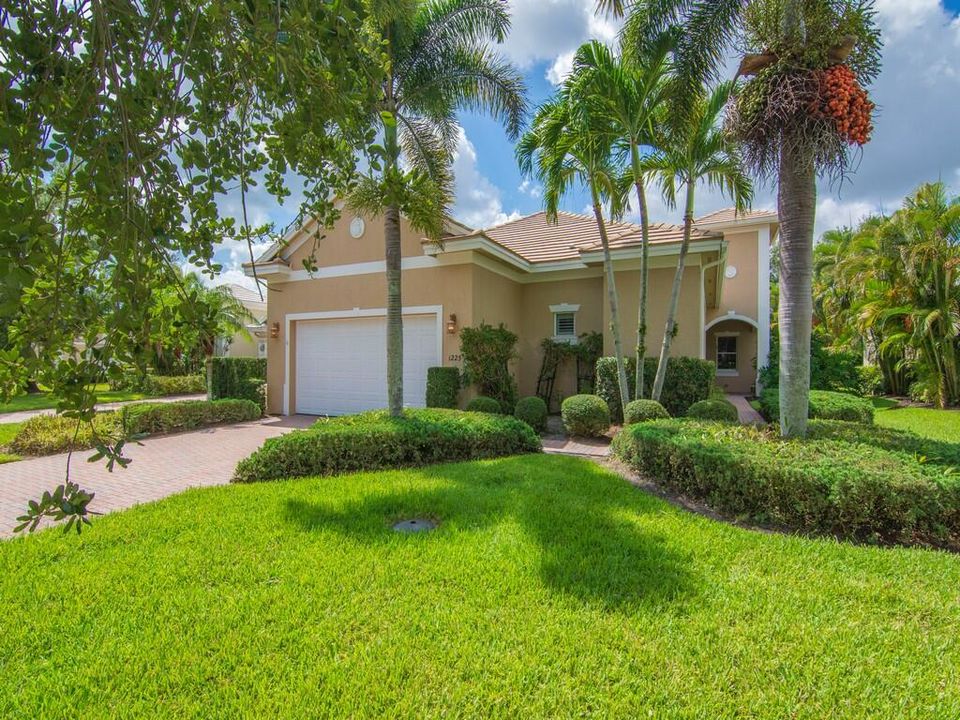 For Sale: $775,000 (3 beds, 3 baths, 2822 Square Feet)