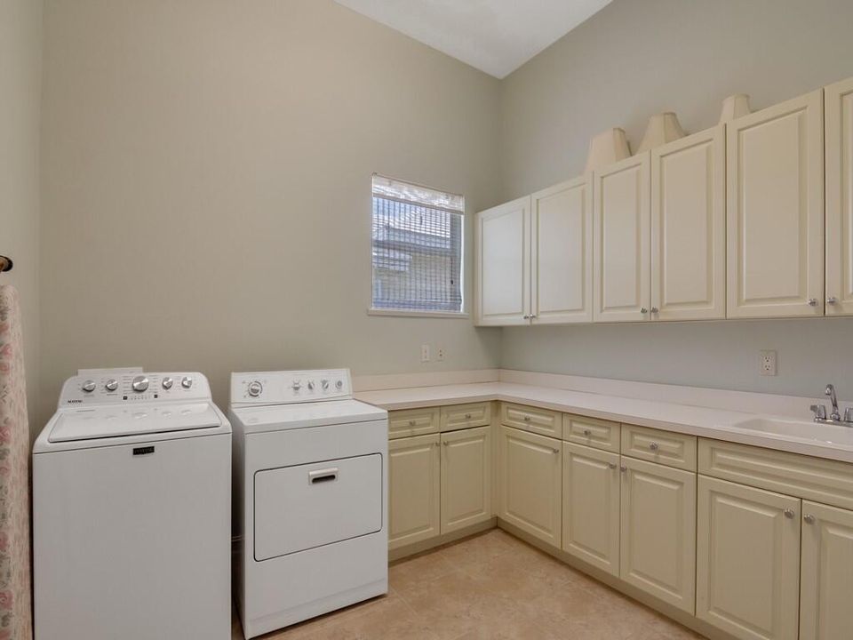 For Sale: $775,000 (3 beds, 3 baths, 2822 Square Feet)