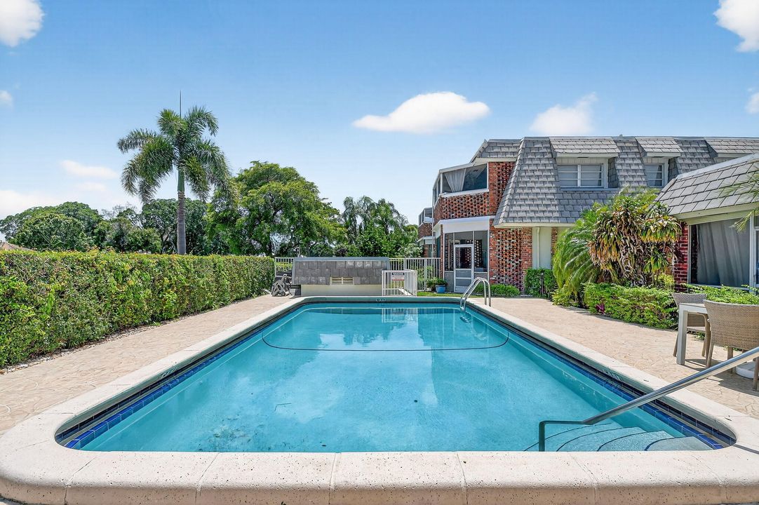 For Sale: $309,998 (2 beds, 2 baths, 1170 Square Feet)