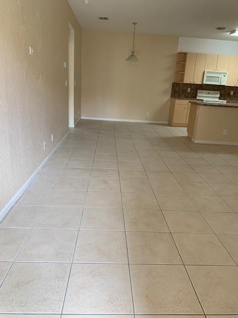 Activo con contrato: $1,800 (2 camas, 2 baños, 1004 Pies cuadrados)