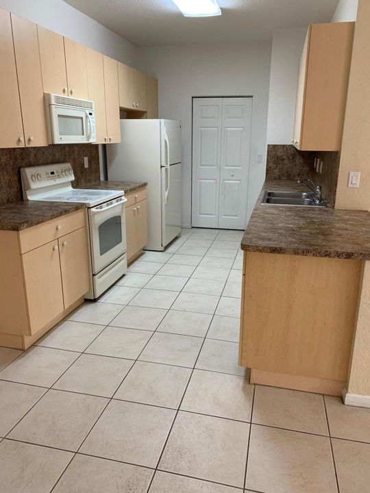 Activo con contrato: $1,800 (2 camas, 2 baños, 1004 Pies cuadrados)