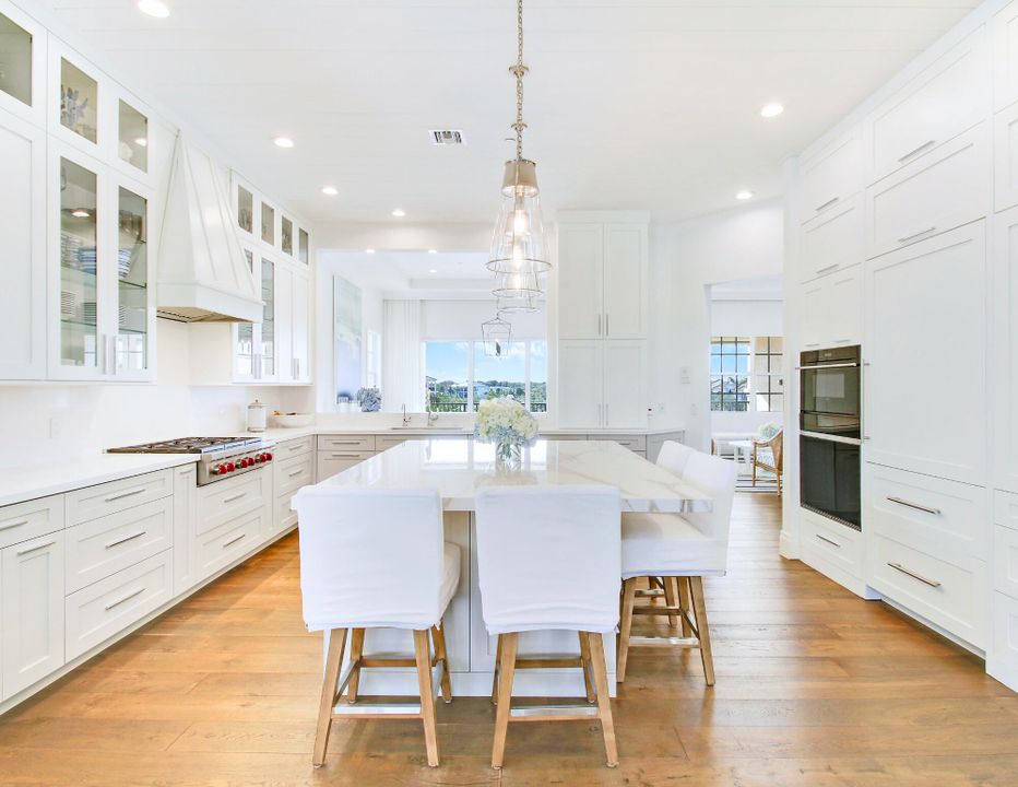 合同活跃: $3,349,000 (3 贝兹, 2 浴室, 2493 平方英尺)