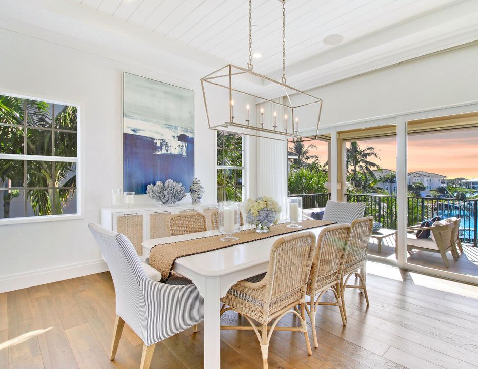 合同活跃: $3,349,000 (3 贝兹, 2 浴室, 2493 平方英尺)