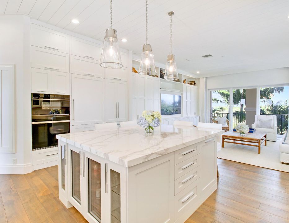 合同活跃: $3,349,000 (3 贝兹, 2 浴室, 2493 平方英尺)