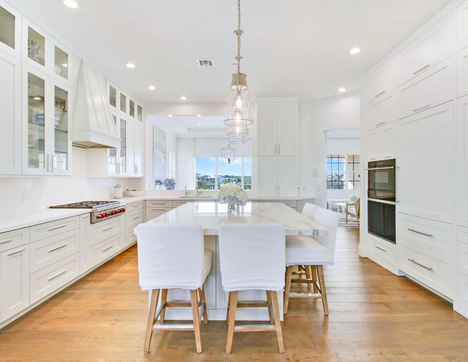 合同活跃: $3,349,000 (3 贝兹, 2 浴室, 2493 平方英尺)