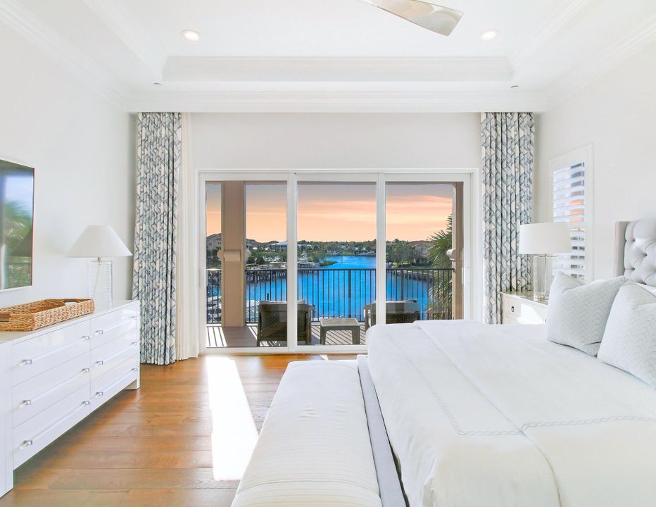 合同活跃: $3,349,000 (3 贝兹, 2 浴室, 2493 平方英尺)