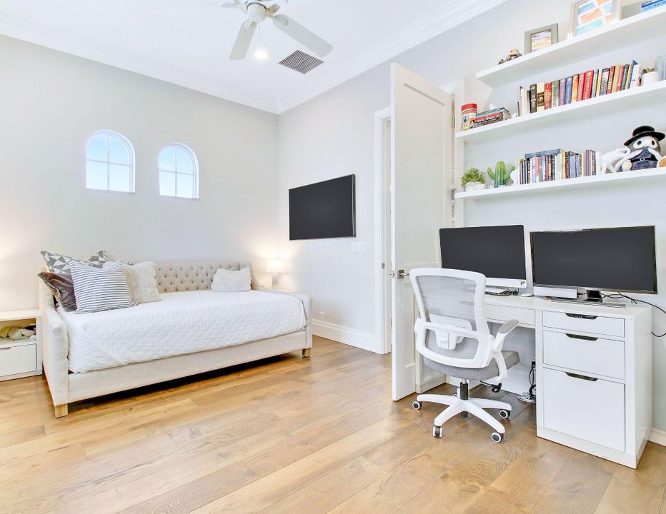 合同活跃: $3,349,000 (3 贝兹, 2 浴室, 2493 平方英尺)